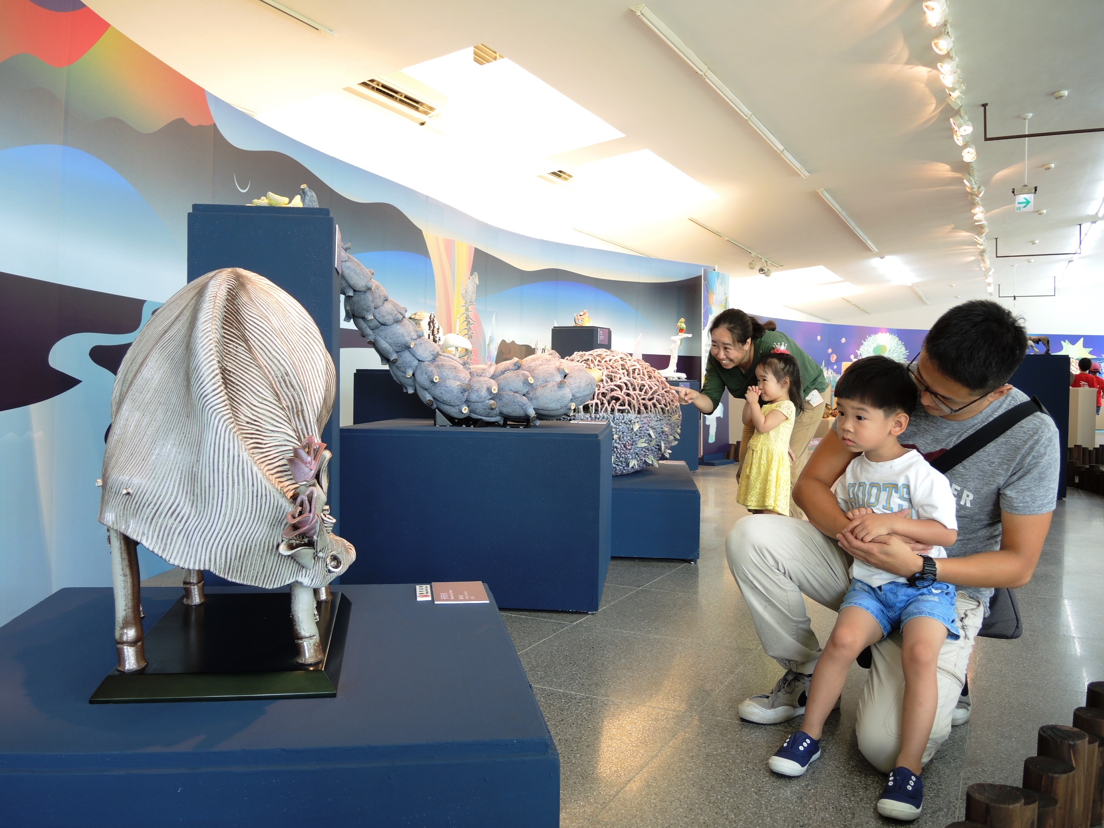 兒童陶瓷展除了展出陶博館典藏品外,還特別搭配插畫營造展場氛圍。