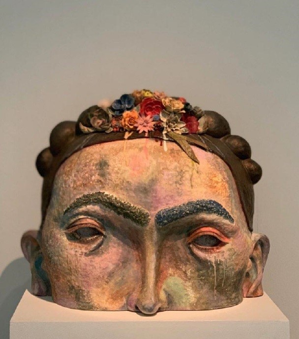 Frida, 2019, stoneware, glaze, engobe, 90 x 70 x 79 cm