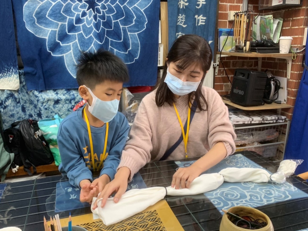 「玩美生活市集」推出金工、藍染、木雕、手抄紙、瓷盤彩繪多項免費DIY體驗活動,邀請民眾「玩」出自己獨特的生活美學。