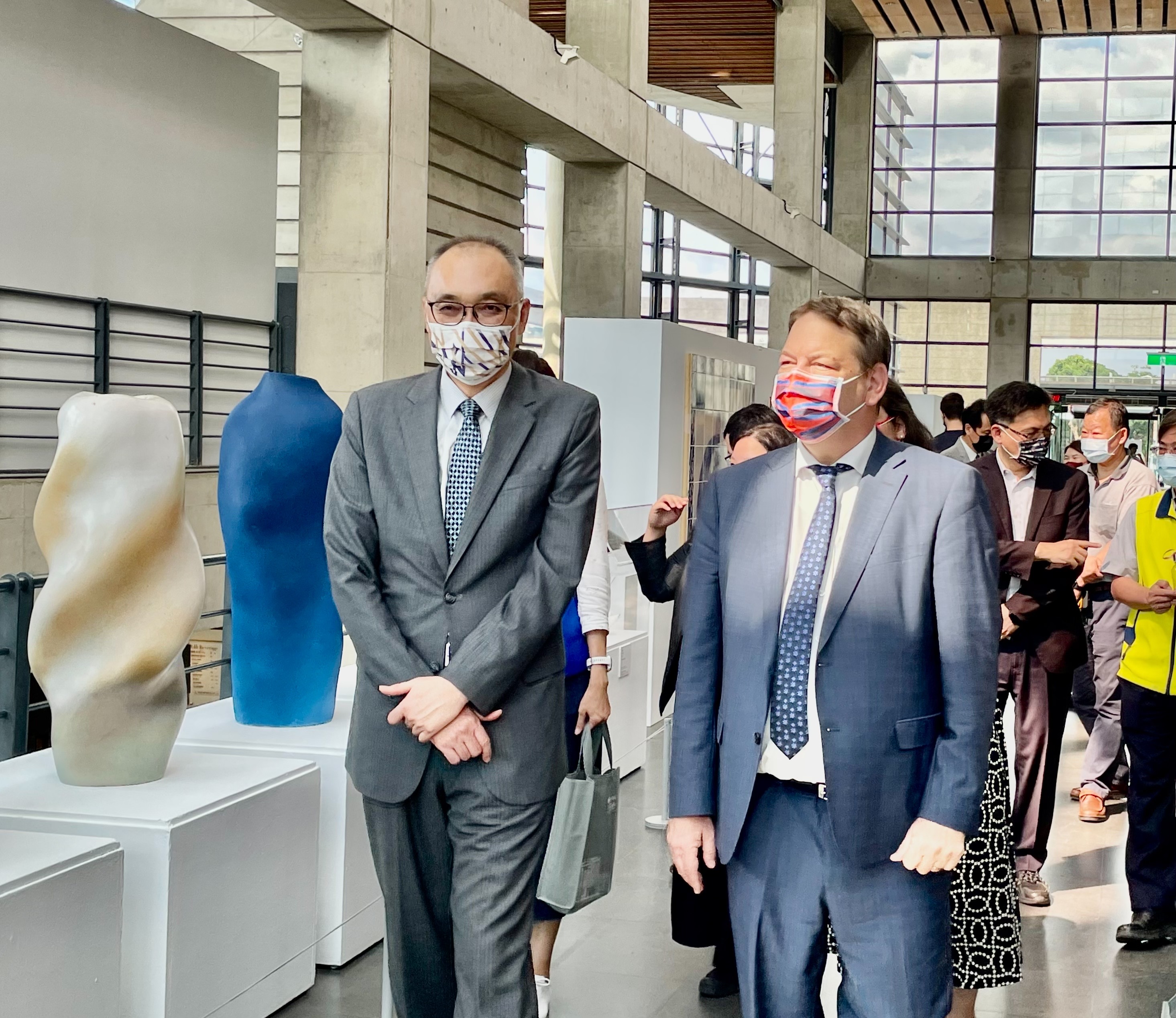 新北市副市長謝政達（左）、以色列駐臺代表柯思畢（右）一同參觀以色列當代藝術家從富饒的歷史文化出發，展現豐沛的創意。