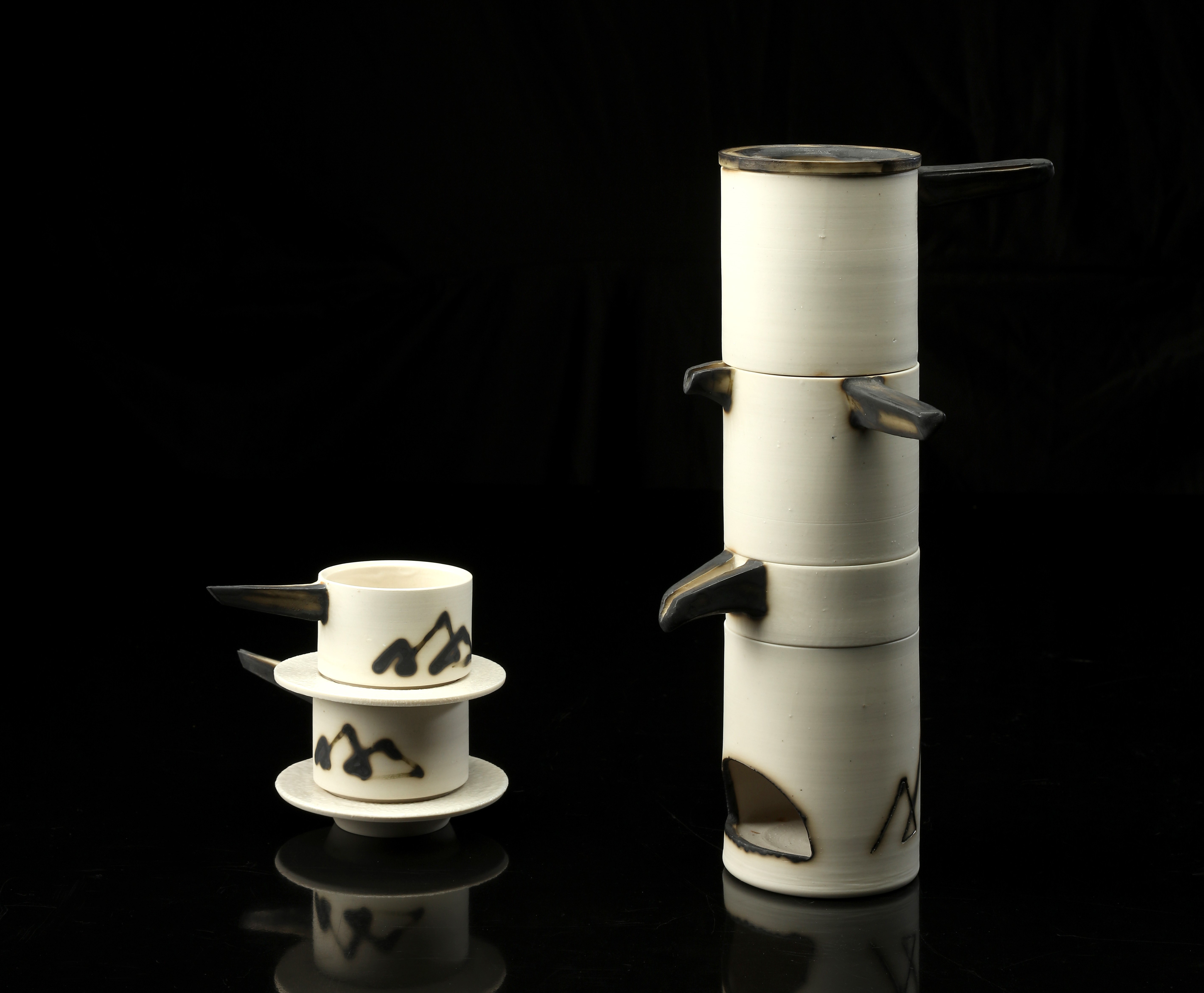 鍾鏡平《木人樁免濾紙咖啡沖泡器》，由單柄咖啡杯、咖啡濾壺一個個疊起，看似傳統練習武術的木人樁。