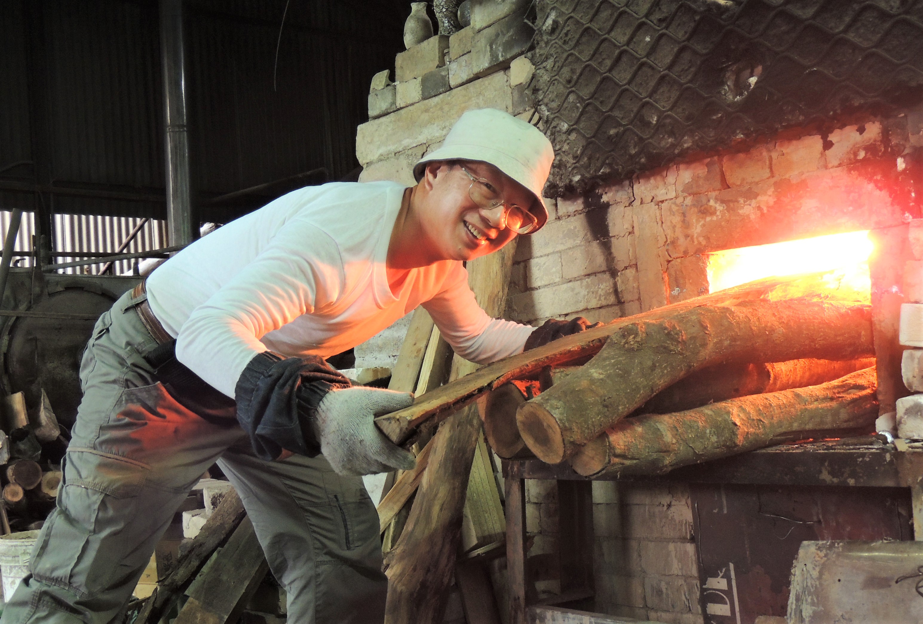 多門柴燒課程，引領民眾利用薪柴為燃料，燒成作品色澤變化多端。