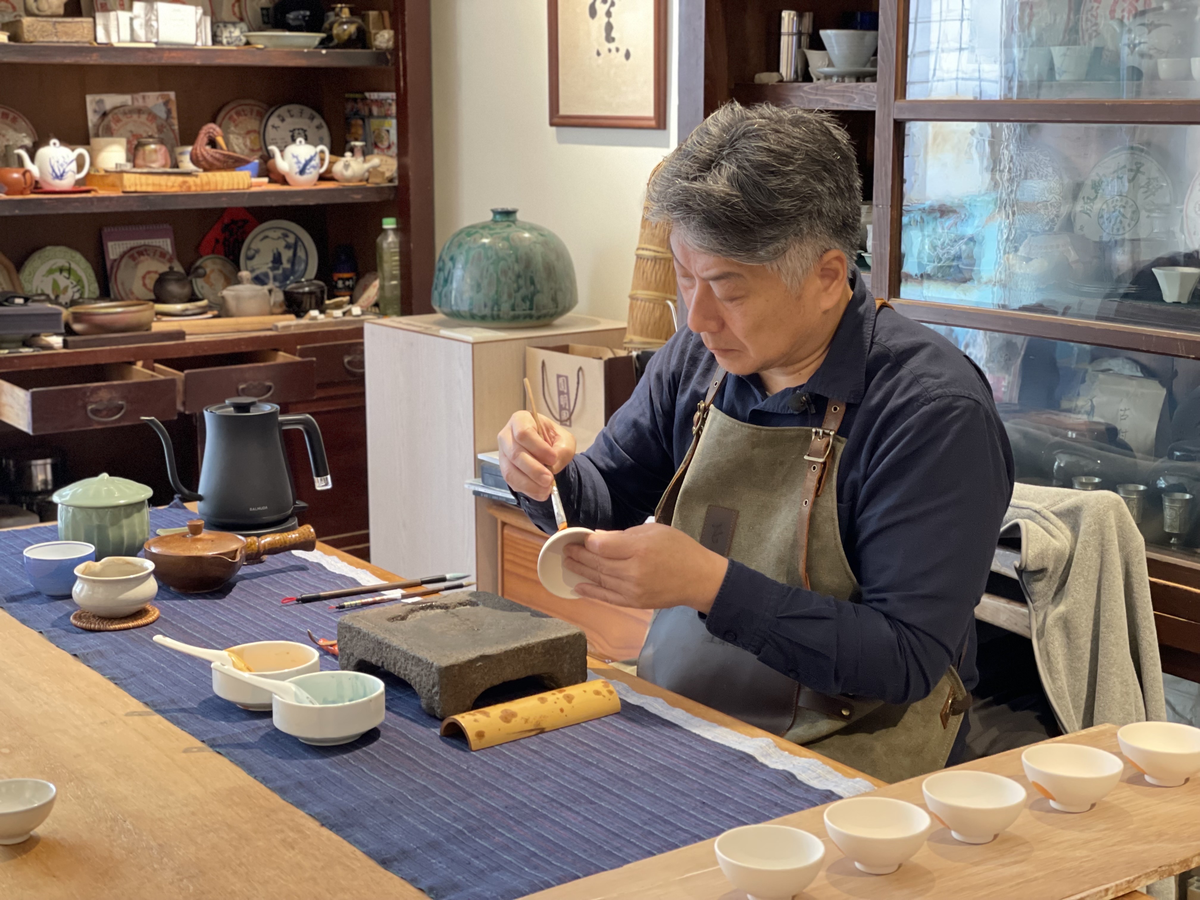 「陶藝經典影展」分別記錄6位陶藝大師們的生平故事及創作歷程，圖為擅於傳統「古早碗」製作技術的陶藝師蘇正立。