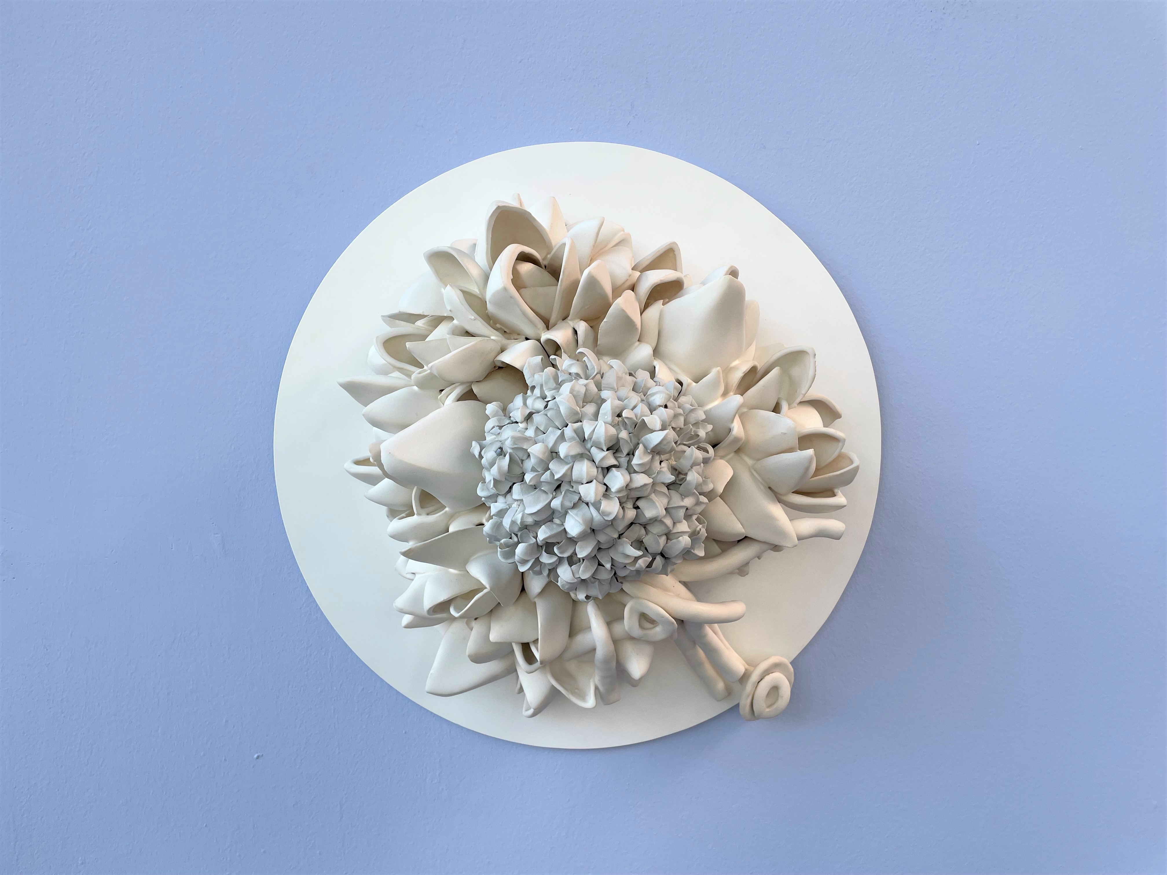 《白菊》是以植物為造型的單件組，看似樸實素雅的釉色，傳達脆弱的生態中仍存在帶來生命力量的一絲希望。