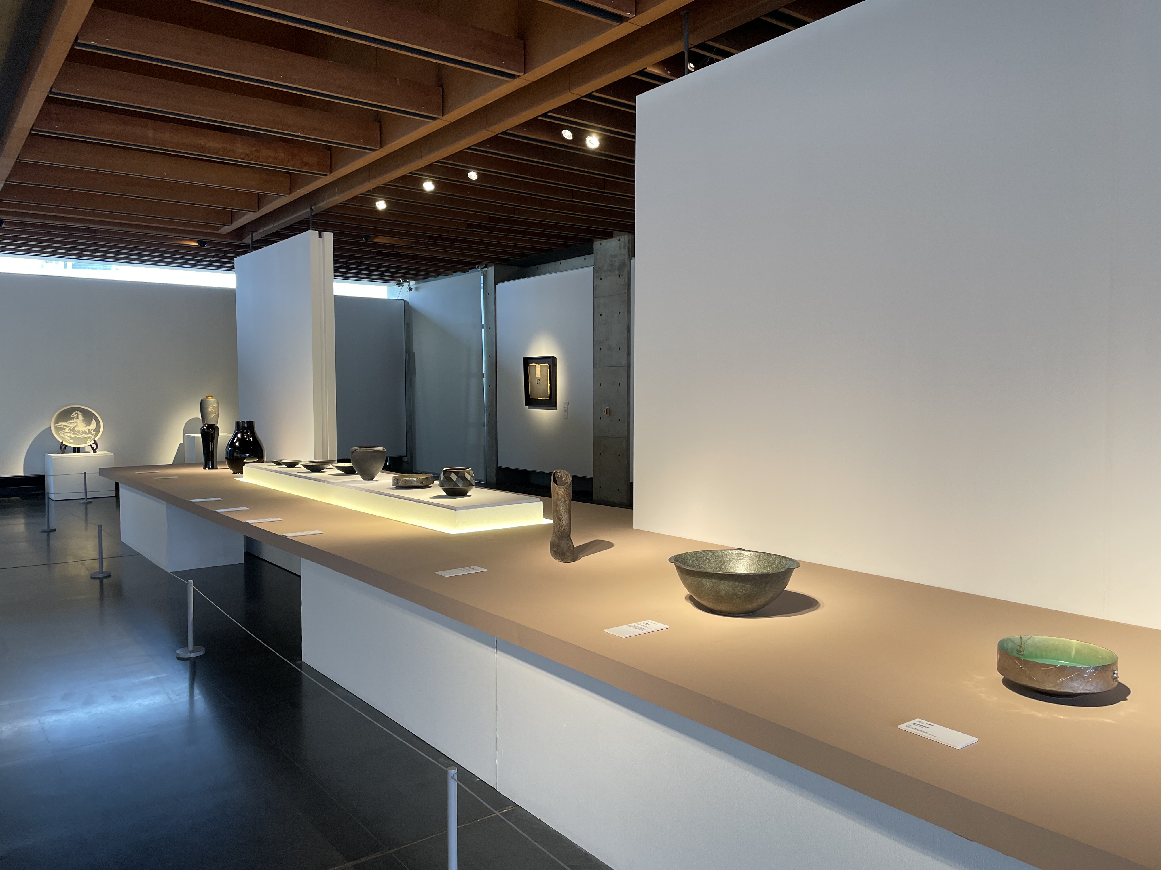 新北市立鶯歌陶瓷博物館即日起至9月3日止，於3樓特展室推出年度展覽「黑華白光—器用之美」。 