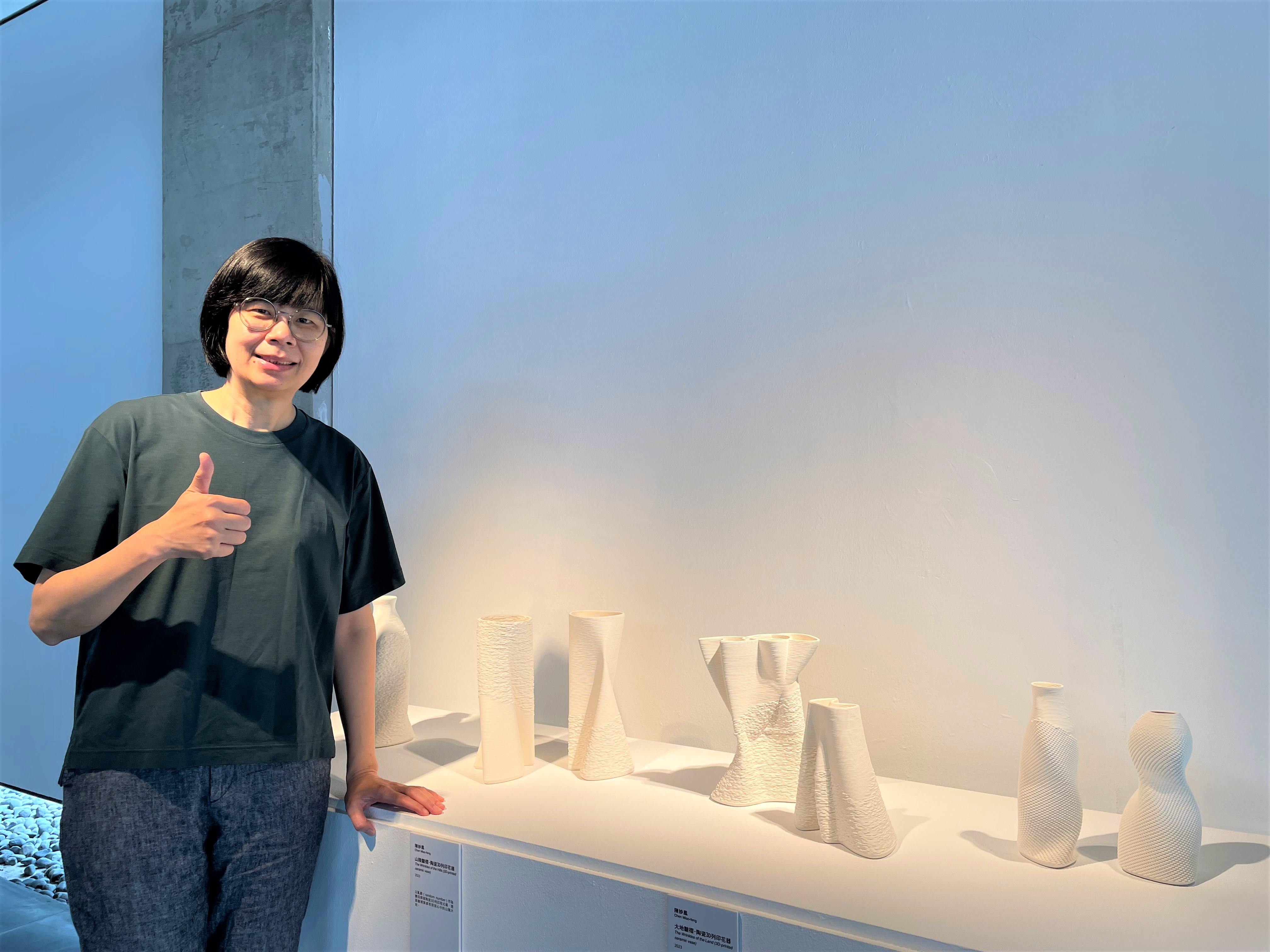 陳妙鳳運用瓷土創作《陶瓷3D列印花器》系列作品。
