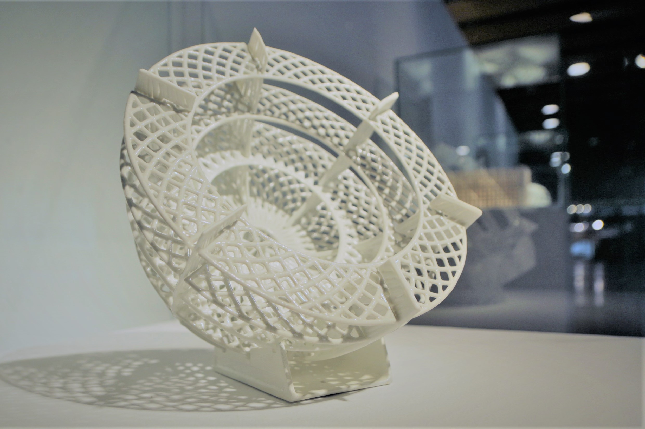 《槽狀碗》透過電腦輔助繪圖、3D列印呈現輕盈且平衡的空間感創作。