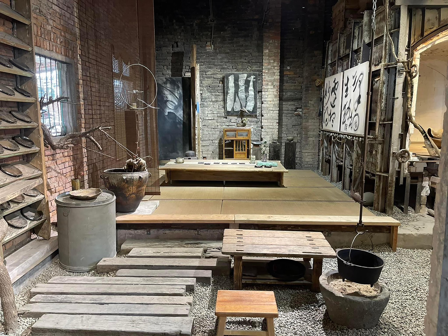 「旅讀工藝」在百年陶瓷工廠重建的夥房工作室，體驗手捏杯的趣味。