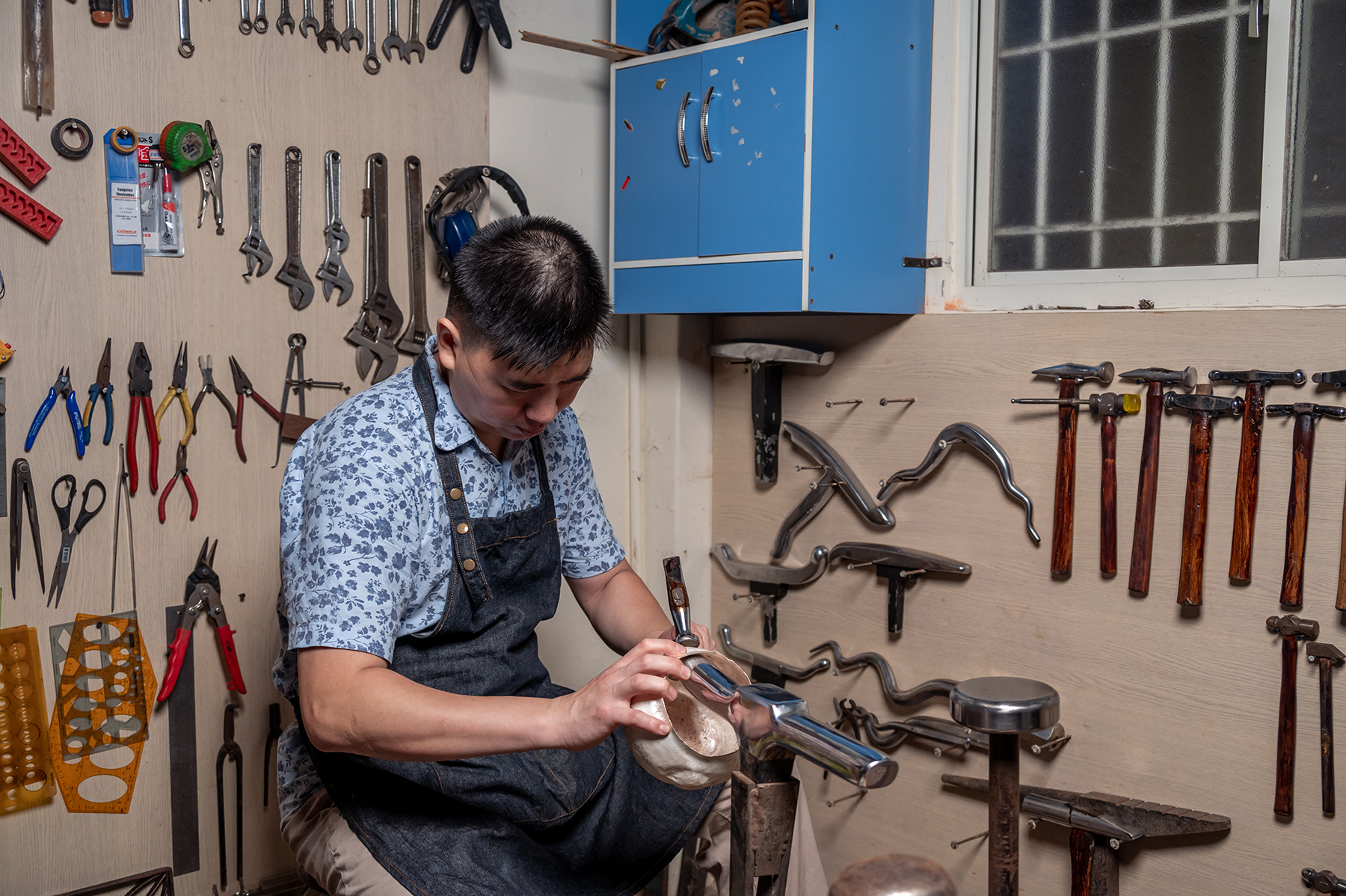 「紓壓敲敲金」到河堤旁的打鐵人藝術工坊，跟著傳承鐵材家業的金工職人江承堯，親手將金屬打造成可愛的造型藝術品。