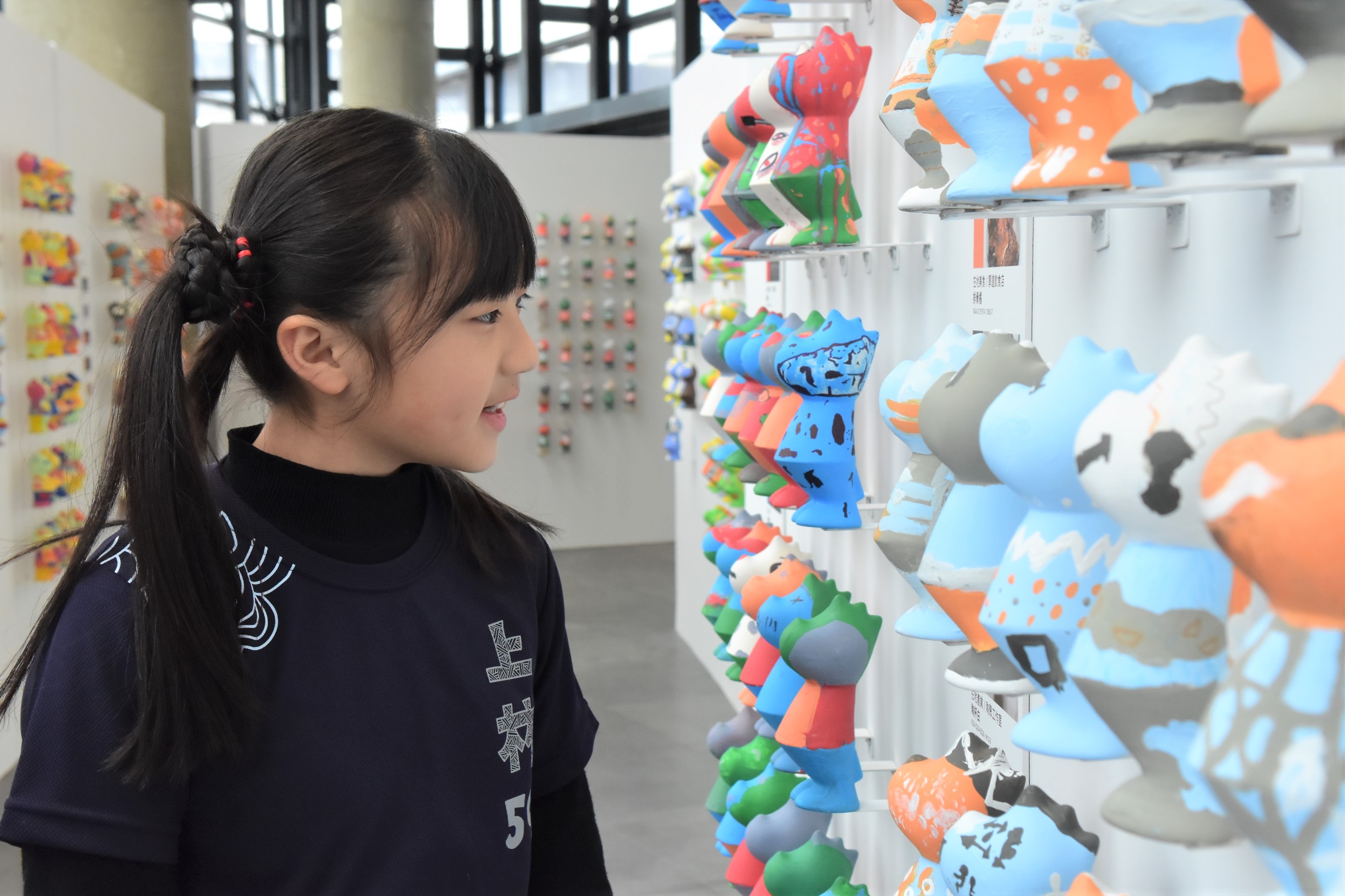北臺灣43所國中小學校的學子們，以215種色彩呈現北臺灣自然風景、建築古蹟、族群特色、地方產業等的文化觀察。