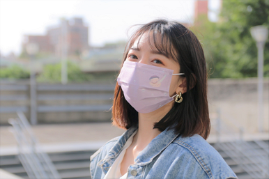 「眼淚是珍珠：羽毛河」藝術口罩配戴圖