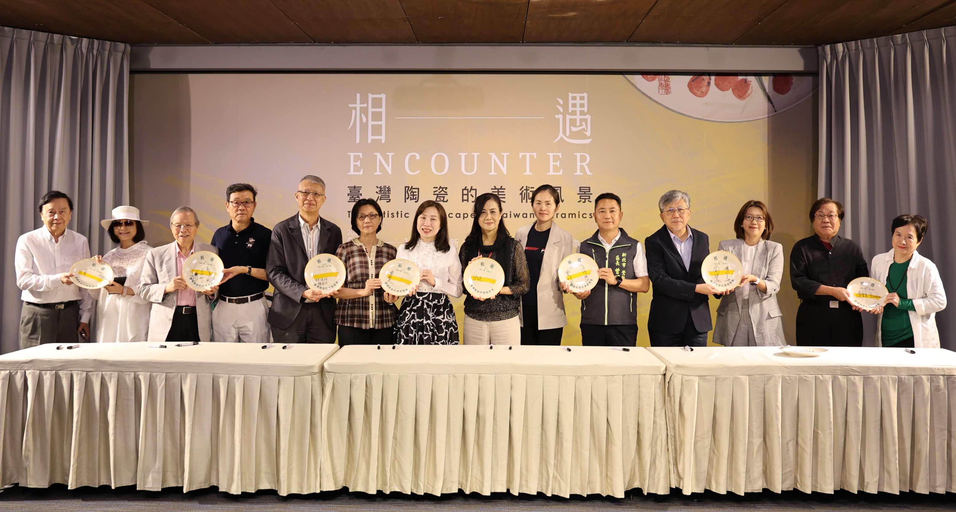 文化局副局長于玟(右七)、陶博館館長張啟文(左七)和與會貴賓特展紀念陶盤上簽名留念，一起祝福展覽圓滿順利。